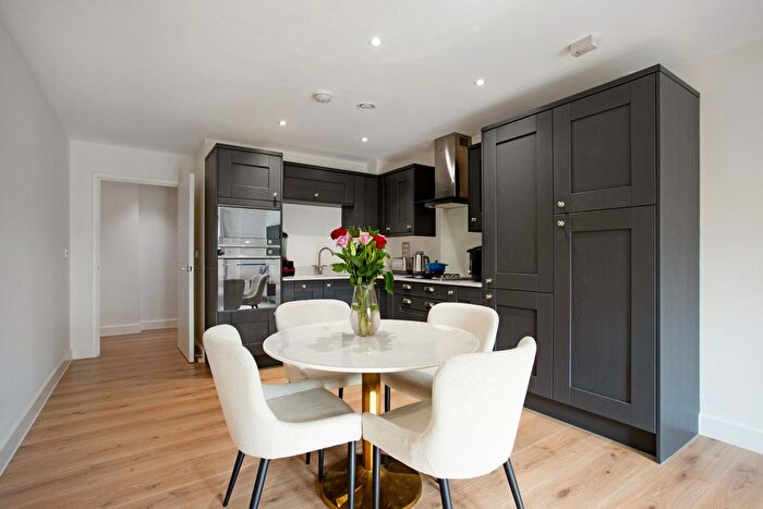 1 Bedroom Flat To Rent In Queens Road, Weybridge, KT13