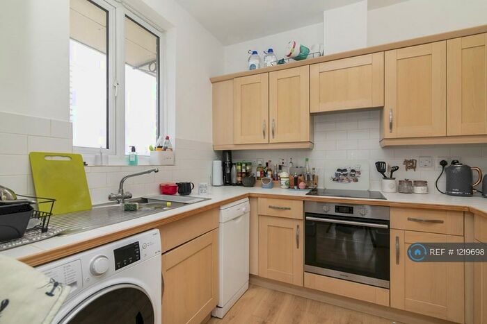 2 Bedroom Flat To Rent In Lyric Court, London, E8