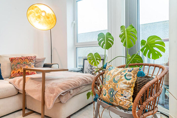 2 Bedroom Apartment To Rent In Flower Lane, London, NW7