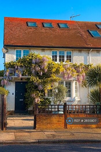 4 Bedroom Semi-Detached House To Rent In Barnes, London, SW13