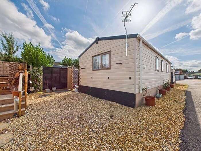 2 Bedroom Mobile/park Home For Sale In Tewkesbury Road, Norton, Gloucester, GL2