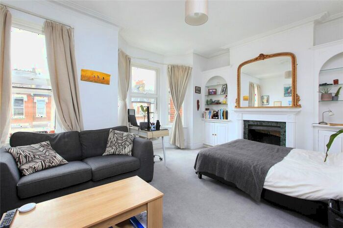 3 Bedroom Flat To Rent In Jedburgh Street, Battersea, London, SW11
