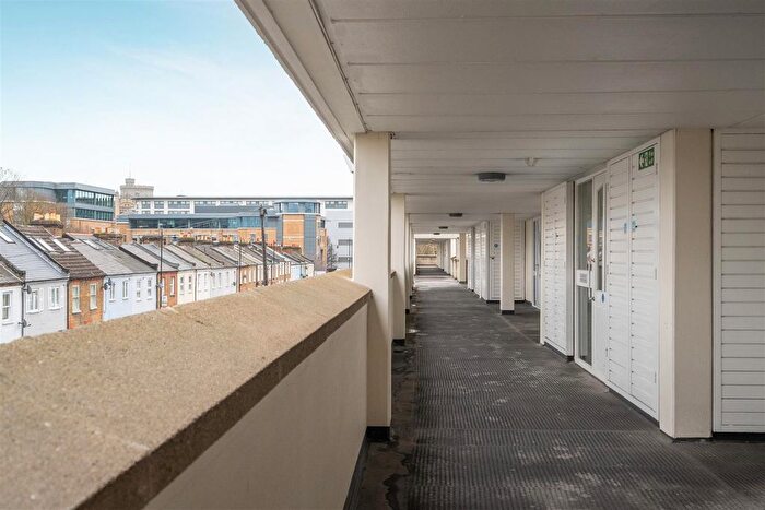 2 Bedroom Flat For Sale In Athlone Square, Windsor, SL4