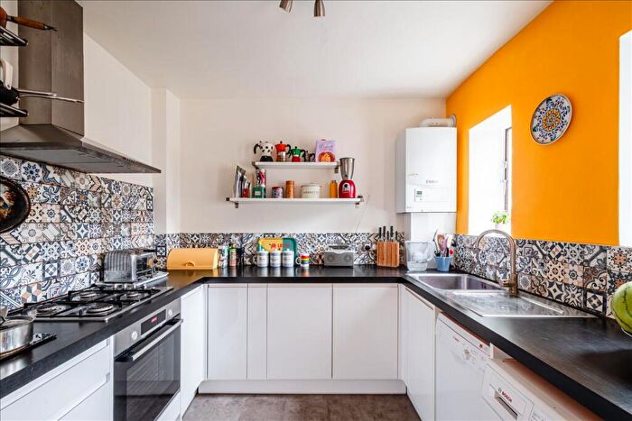 2 Bedroom Apartment For Sale In Tiber Gardens, Islington, N1
