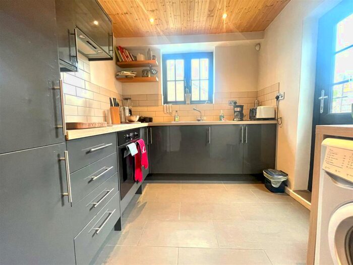 2 Bedroom Maisonette To Rent In Aberdeen Road, London, N18