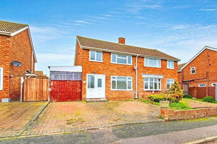 3 Bedroom Semi Detached House For Sale In Martin Close, Bedford, MK41