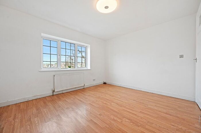 2 Bedroom Flat For Sale In Culmington Road, Ealing, W13