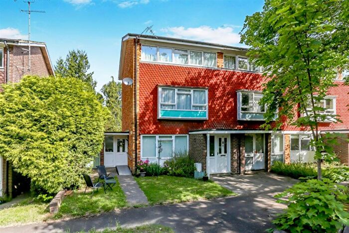 2 Bedroom Flat For Sale In Grove Avenue, Epsom, KT17