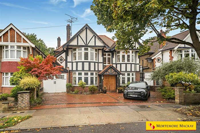 6 Bedroom Detached House For Sale In The Chine, London, N21