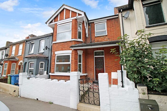 2 Bedroom Flat For Sale In York Road, Aldershot, Hampshire, GU11