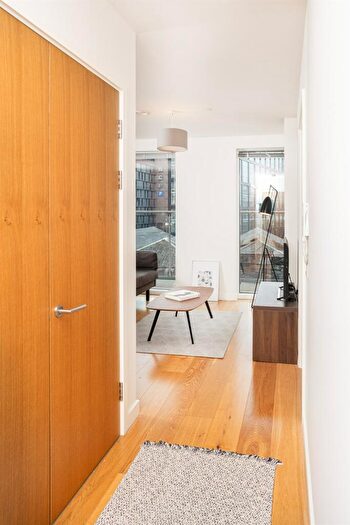2 Bedroom Apartment To Rent In Slate Yard - Bed, M3