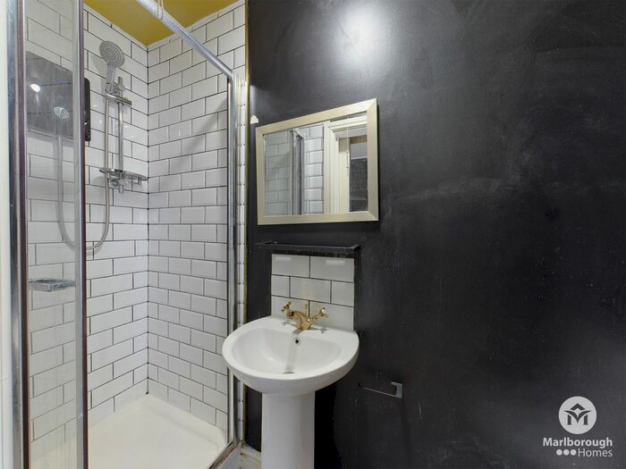 Studio To Rent In Buckingham Road, London E18