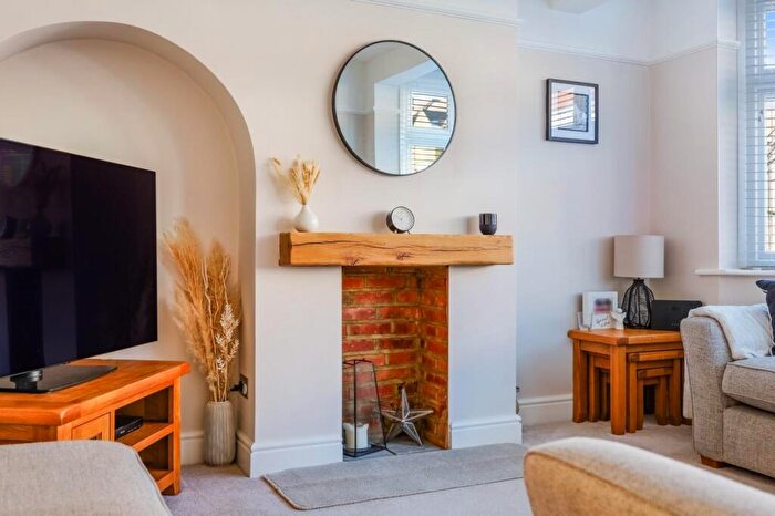 3 Bedroom End Of Terrace House For Sale In Dunster Avenue, Morden, SM4