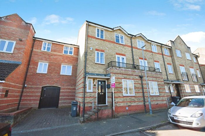 5 Bedroom Town House For Sale In Rookes Crescent, Chelmsford, CM1