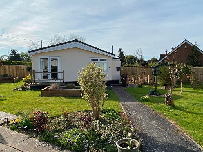 2 Bedroom Mobile/park Home For Sale In Hook Bank, Hanley Castle, Worcester, WR8