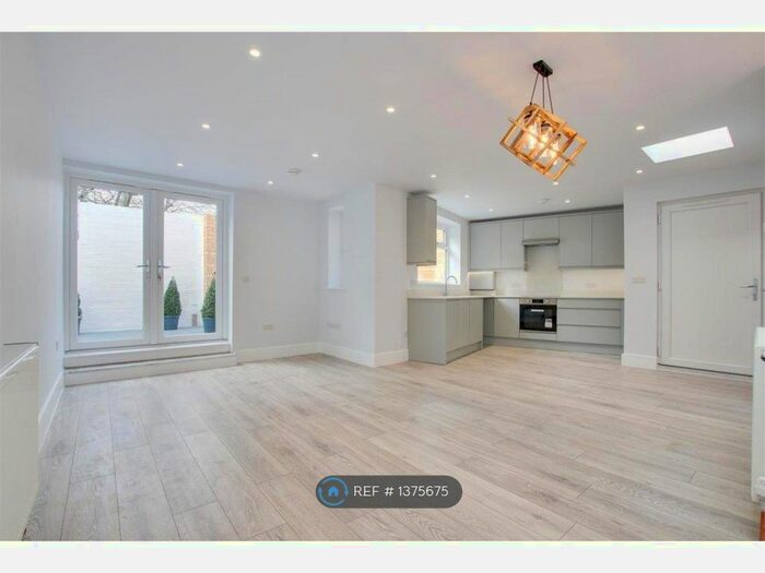 2 Bedroom Detached House To Rent In Gresham Close, Enfield, EN2