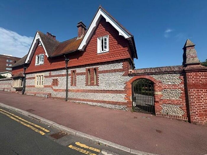 3 Bedroom Flat To Rent In King Edwards Parade, Eastbourne, BN20