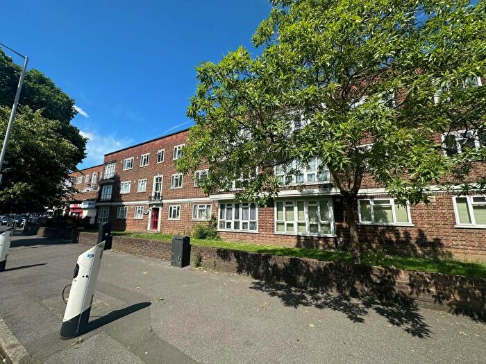 2 Bedroom Flat To Rent In Lewis Burt House, IG11