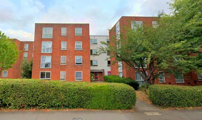 2 Bedroom Flat To Rent In Robin Hood Lane, Sutton, SM1