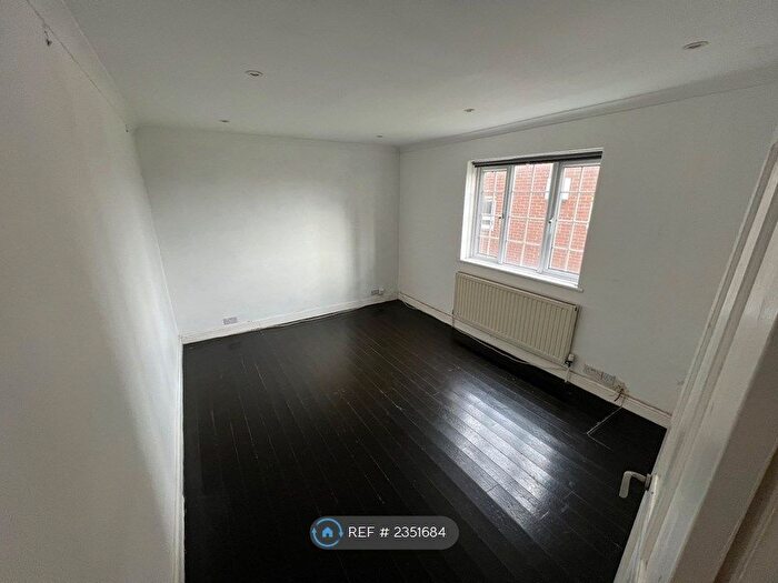 1 Bedroom Flat To Rent In Lyndhurst Court, London, E18