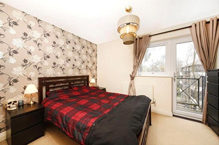 2 Bedroom Flat To Rent In Undine Road, London, E14