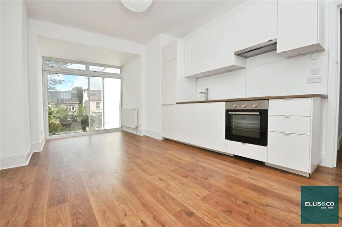 2 Bedroom Apartment To Rent In Queens Avenue, Finchley, N3