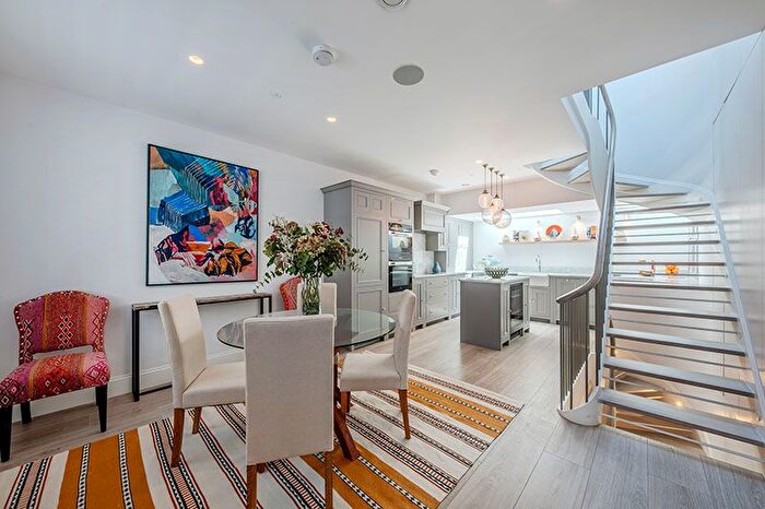 2 Bedroom Property For Sale In Lawrence Street, London, SW3