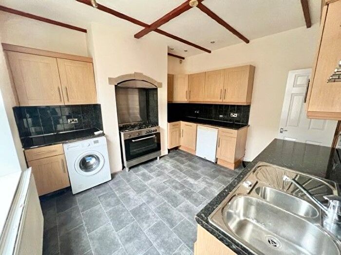 3 Bedroom Garage / Parking To Rent In Hope Hall Terrace, Halifax, HX1