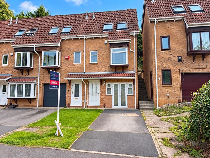 2 Bedroom Town House For Sale In Granny Lane, Wortley, Leeds, LS12