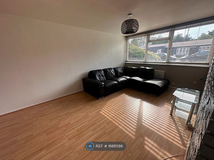 2 Bedroom Flat To Rent In Long Green, Chigwell, IG7