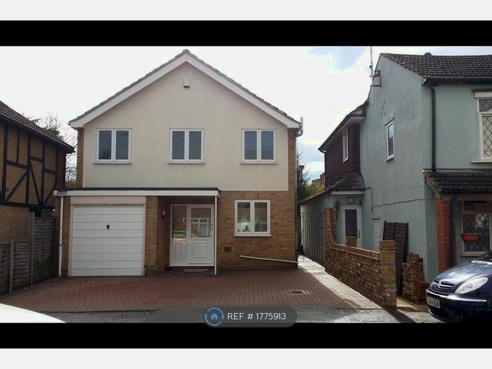 3 Bedroom Detached House To Rent In New Street, Staines-Upon-Thames, TW18