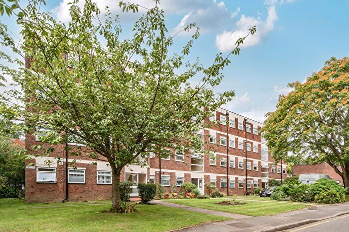 2 Bedroom Flat For Sale In Pinewood Grove, Ealing, London, W5