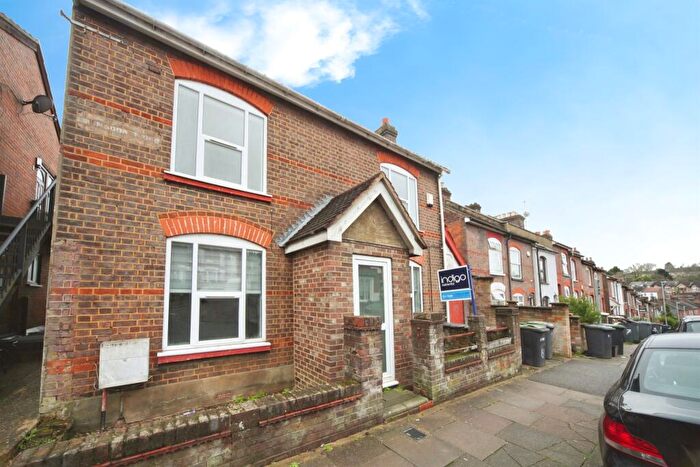 5 Bedroom Detached House For Sale In Winsdon Road, Luton, LU1