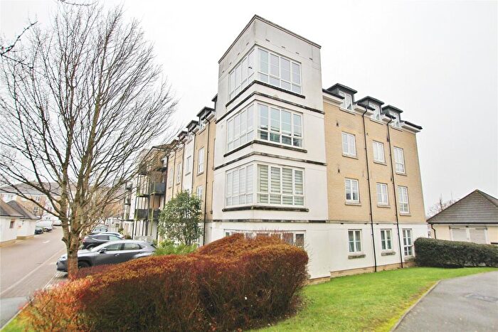2 Bedroom Flat For Sale In Howard Court, Tudor Way, Knaphill, GU21
