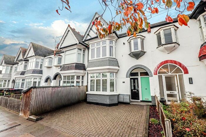 1 Bedroom Flat For Sale In Leigh Hall Road, Leigh-On-Sea, SS9