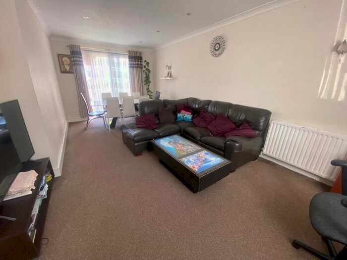 3 Bedroom Semi-Detached House To Rent In Commonwealth Avenue, Hayes, Greater London, UB3