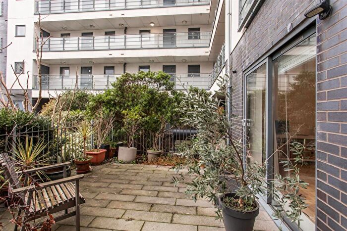 2 Bedroom Flat For Sale In Treby Street, Mile End, E3