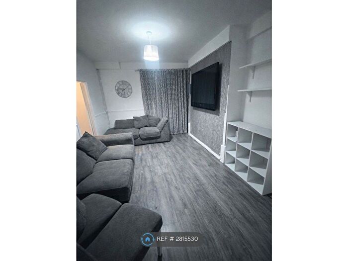 3 Bedroom Flat To Rent In Crosby Row, London, SE1