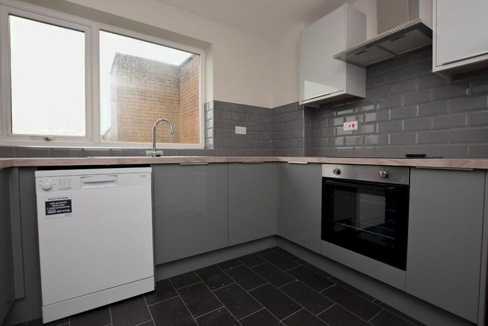 2 Bedroom Flat To Rent In Windsor Court, Leeds, West Yorkshire, LS17