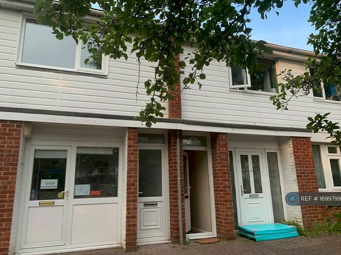 2 Bedroom Maisonette To Rent In South Lake Parade, Woodley, Reading, RG5