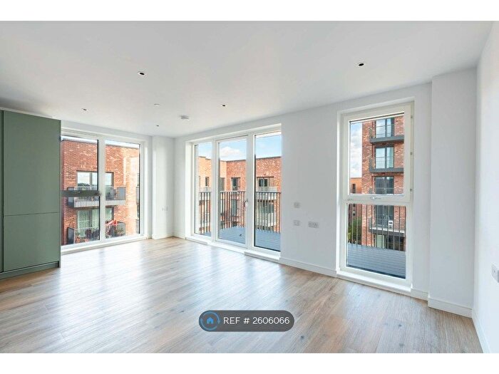 2 Bedroom Flat To Rent In Quadrant House, London, UB1