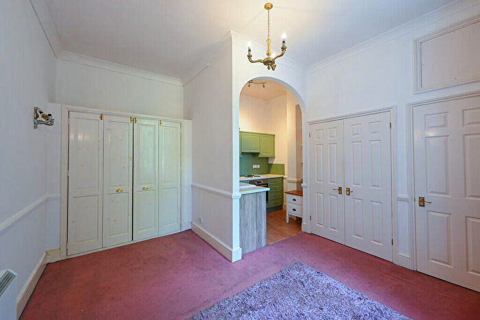 Flat To Rent In Flat Regency Court, SO14