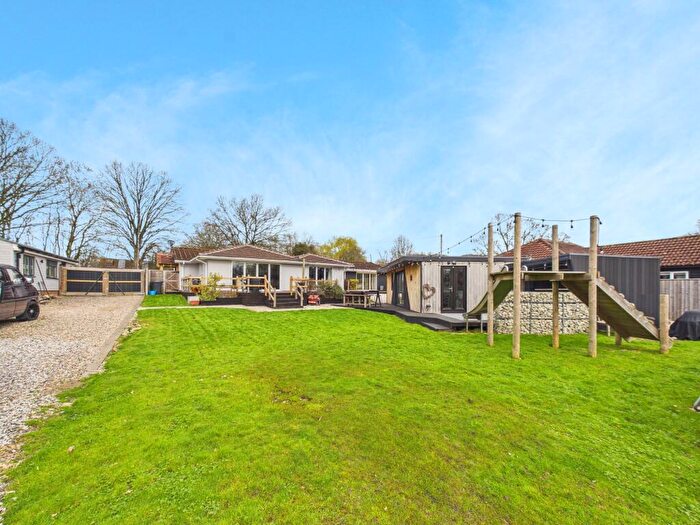 5 Bedroom Bungalow For Sale In New Road, Little London, RG26