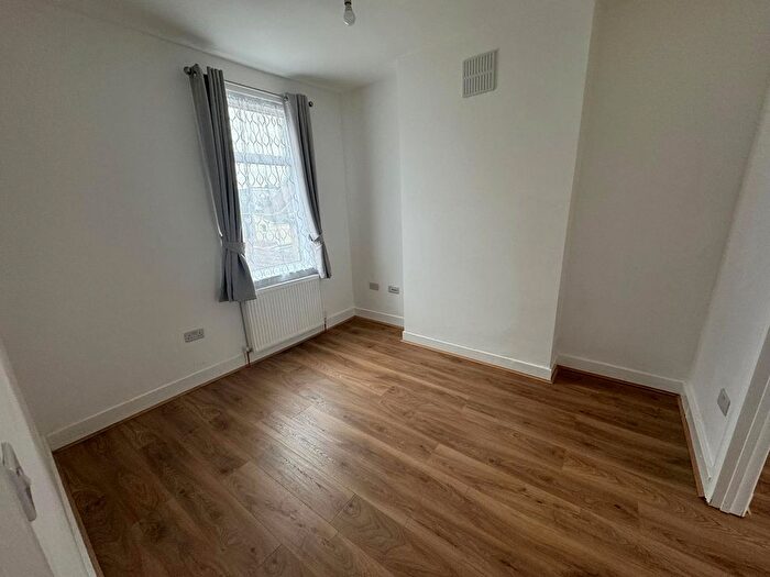 1 Bedroom Flat To Rent In Palmerston Road, Walthamstow, E17