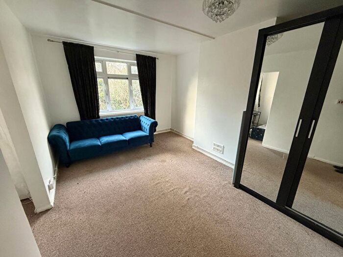 1 Bedroom Flat To Rent In Theydon Grove, Woodford Green, IG8