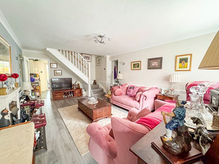 3 Bedroom Semi-detached House For Sale In Caernarvon Close, Hockley, SS5