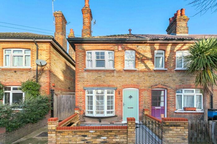 2 Bedroom Property To Rent In Manor Grove, Richmond, TW9