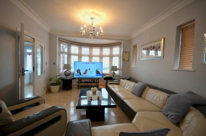 4 Bedroom Semi-Detached Bungalow To Rent In Highfield Avenue, London, NW9