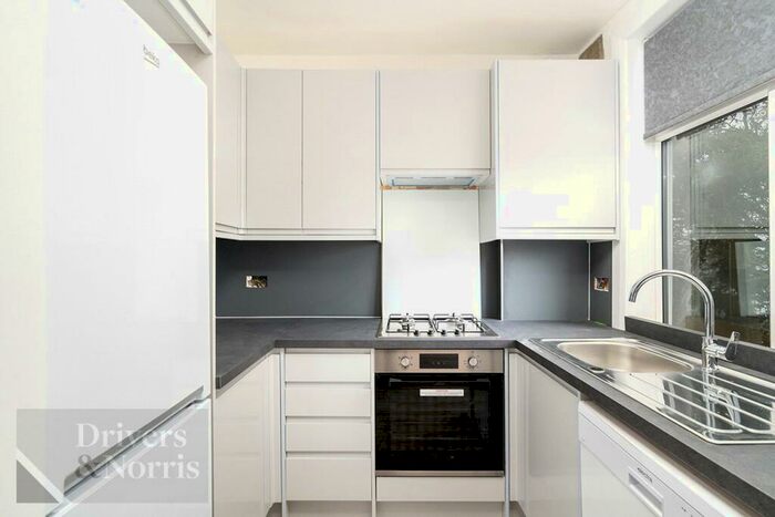3 Bedroom Apartment To Rent In Hutton Grove, North Finchley, London, N12