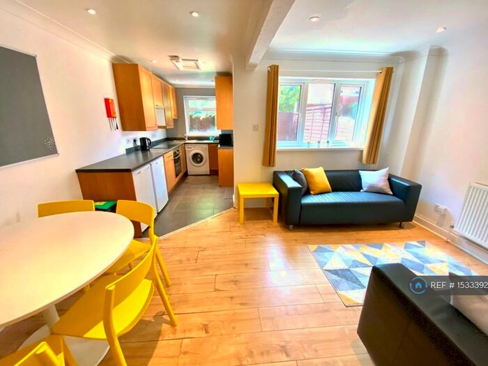 6 Bedroom End Of Terrace House To Rent In Spear Road, Southampton, SO14